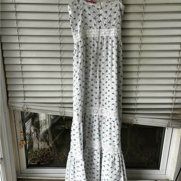 White floral dolls kill maxi dress - Picture 7 of 7